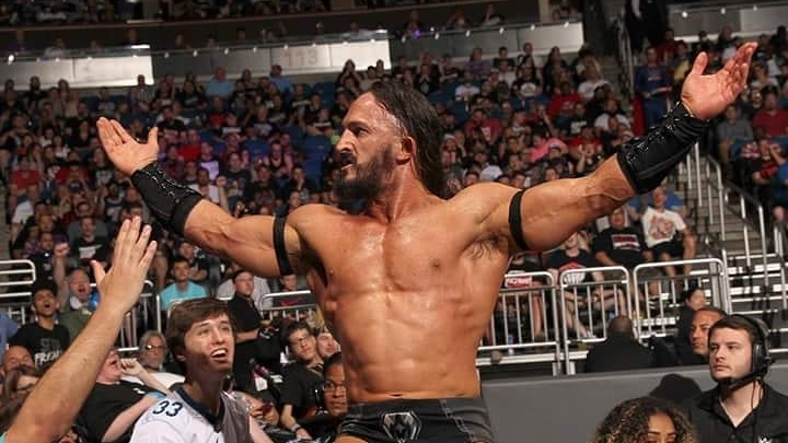 infobae's tweet photo. QUIÉN ERA PAC, EL LUCHADOR BRITÁNICO DE 40 AÑOS QUE MURIÓ UN DÍA DESPUÉS DE SU ÚLTIMO COMBATE 

Benjamin Satterley, el luchador británico conocido como PAC en All Elite Wrestling (AEW), murió el domingo 27 de septiembre a los 40 años, apenas 24 horas después de disputar su último combate, informó el Mirror. La promotora confirmó la noticia esa misma noche en un comunicado oficial, sin revelar la causa del deceso.

El día anterior, el sábado 26 de septiembre, el oriundo de Newcastle, Inglaterra, se midió ante Andrade El Ídolo por el Campeonato Nacional de AEW en el evento All Out, celebrado en el NOW Arena de Hoffman Estates, Illinois, ante 9.456 espectadores. Perdió el combate y, al terminar, estrechó la mano de su rival en el ring. Fue su última aparición sobre el ring.

Infobae 🔗https://t.co/C51O2epUTV