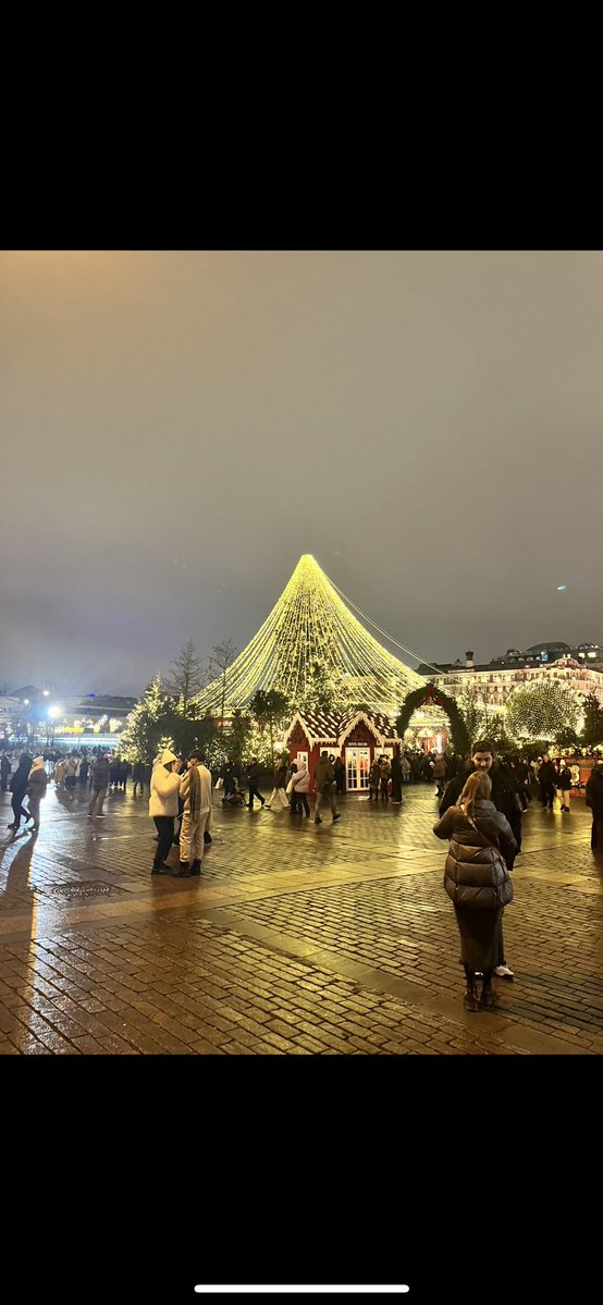yukiiko15's tweet photo. @dearaprilandme прогулка по новогодней москве будучи одной❤️ https://t.co/wakkfAMuCS