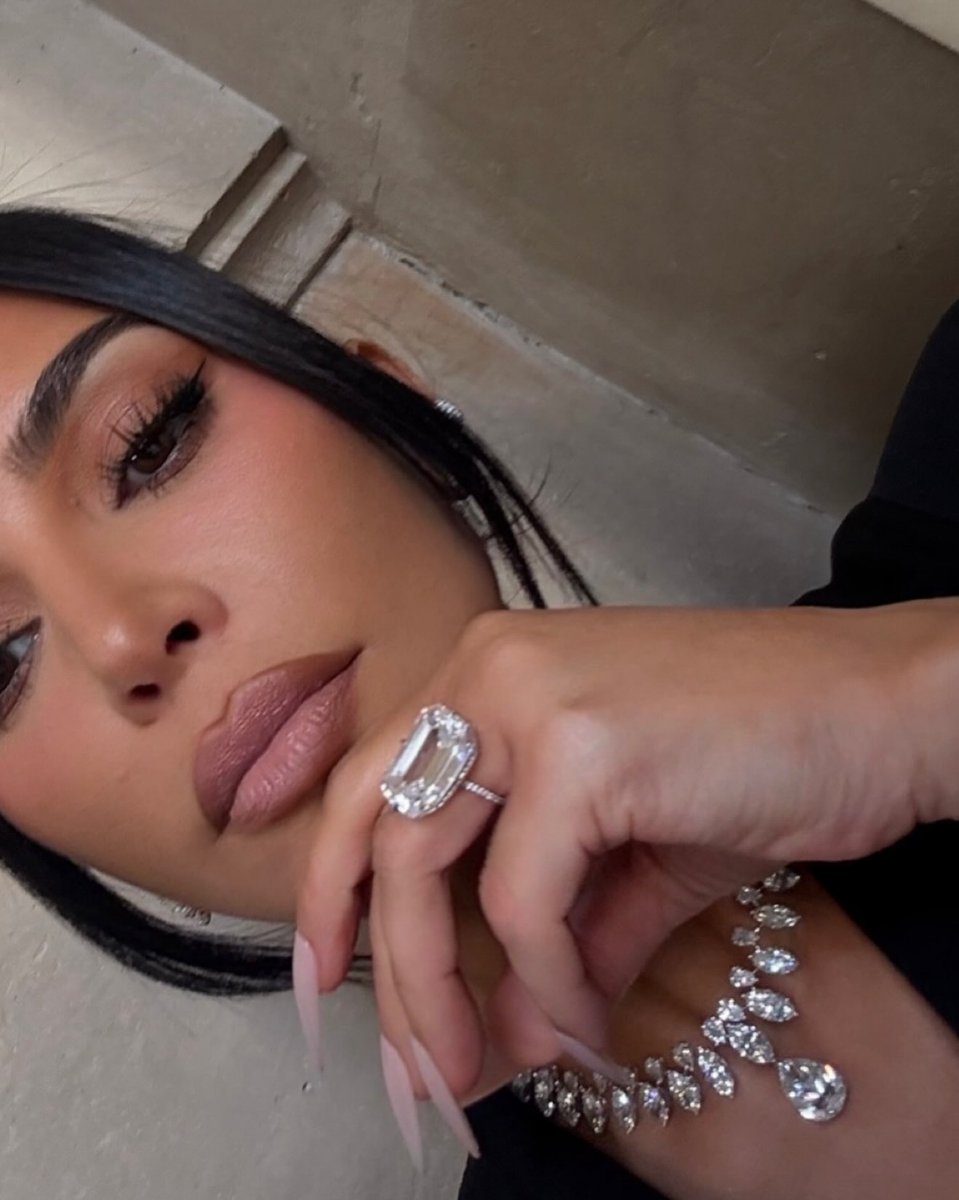 ComplexStyle's tweet photo. "Still Selfish" - Kim K

Selfie game still undefeated https://t.co/PlQDiG0p5Y