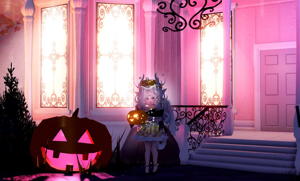 lottiestrawbuni's tweet photo. the concept of the residents of wickery cliffs launching candy out their doors everytime someone rings the bell #royalehigh https://t.co/c9MJH4Nb9b