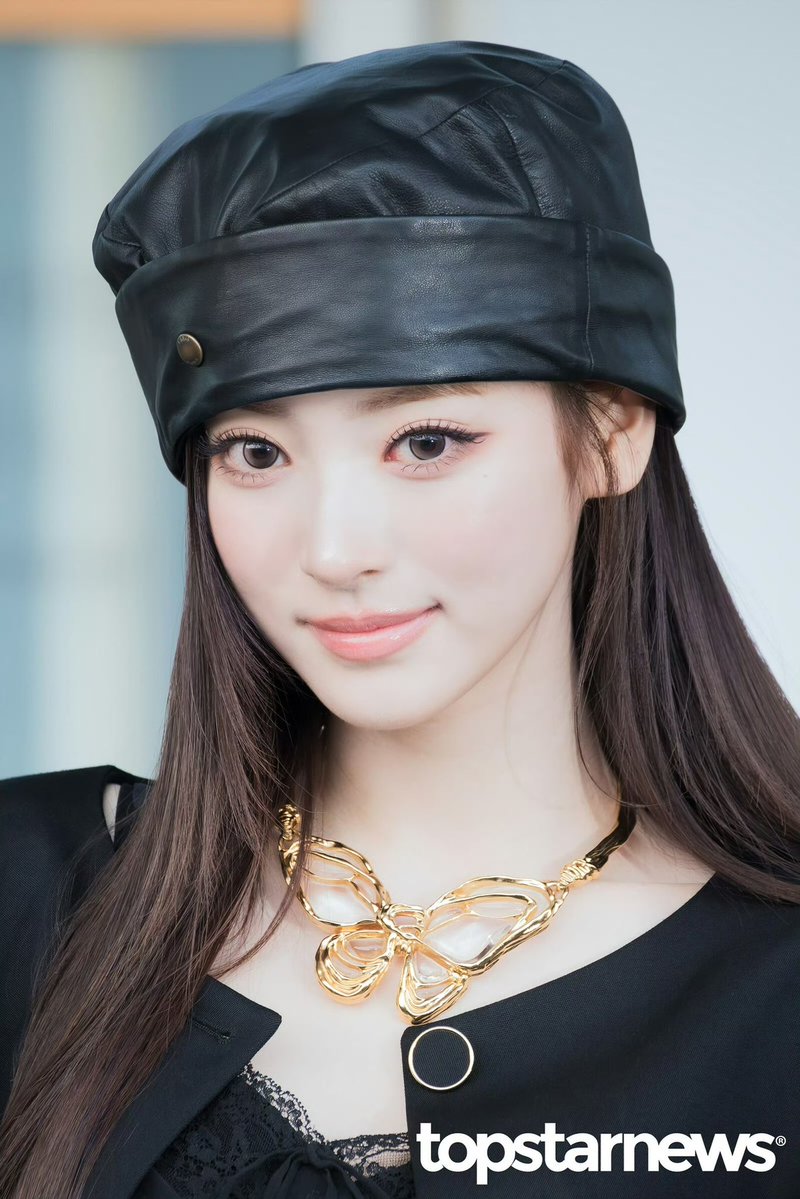 ANNACHARTS1117's tweet photo. [📈] As of now, MEOVV’s #ANNA is the first idol of the 5th gen to land a global luxury brand advertising campaign, and also the first idol to achieve a global first wear for a luxury house.

#MEOVV #미야오 #ANNA #안나 https://t.co/ZlvxTWaWGF