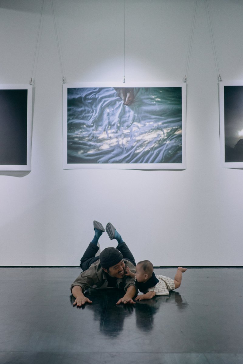 syuheiinoue's tweet photo. CREATIVECLASS PHOTO EXHIBITION #ccpe にお越しいただき、ありがとうございました！

この展示は、CREATIVECLASS主催、bird and insectの shuntaroさんマスターによる「言葉を超えてストーリーを伝える「写真」の作り方」の講座から派生した卒展的なグループ展で、受講生全ての人が自分と向き合って生まれた写真作品と写真集を一気に披露する、本当に凄い場所でした！

そんな場に自分も参画できたこともそうですが、何よりSNSでほぼ告知していなかったのにも���わらず、遊びに来ていただいた友人の皆様には本当に感謝しかありません！

改めて、お越しいただきありがとうございました！！

自分ごとですが、今まで商業フォトグラファーとして活動する中で、苦手意識で避けてきた写真集や展示と向き合うことができたのは嬉しくて、特に写真集作りに関しては、かなりハードルが下がったように思えます。
これからはもっと、SNSだけではなく写真集で自己表現の追求ができたらと思うので、ﾊﾟﾜｰｱｯﾌﾟｼｭｳﾍｲを、引き続きよろしくおねがいします〜！w

今回の写真集は、後日オンラインストアにて販売を行いますので、お越しになれなかった方は是非お楽しみに🙌

それでは！
