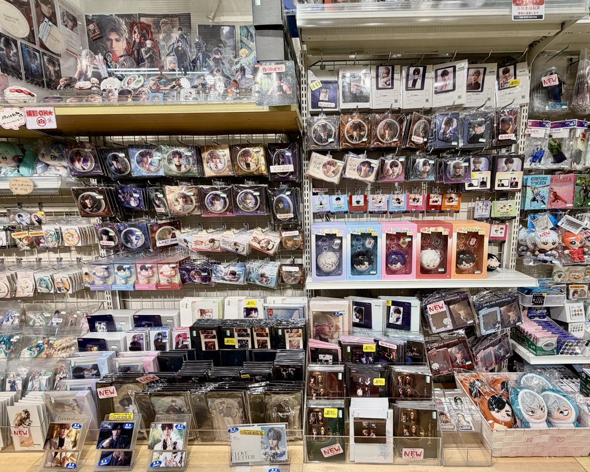 defiantdumpling's tweet photo. so much Sylus 😍 spotted LADS at コトブキヤ! send help pls 😭 https://t.co/syNl0RnrhI