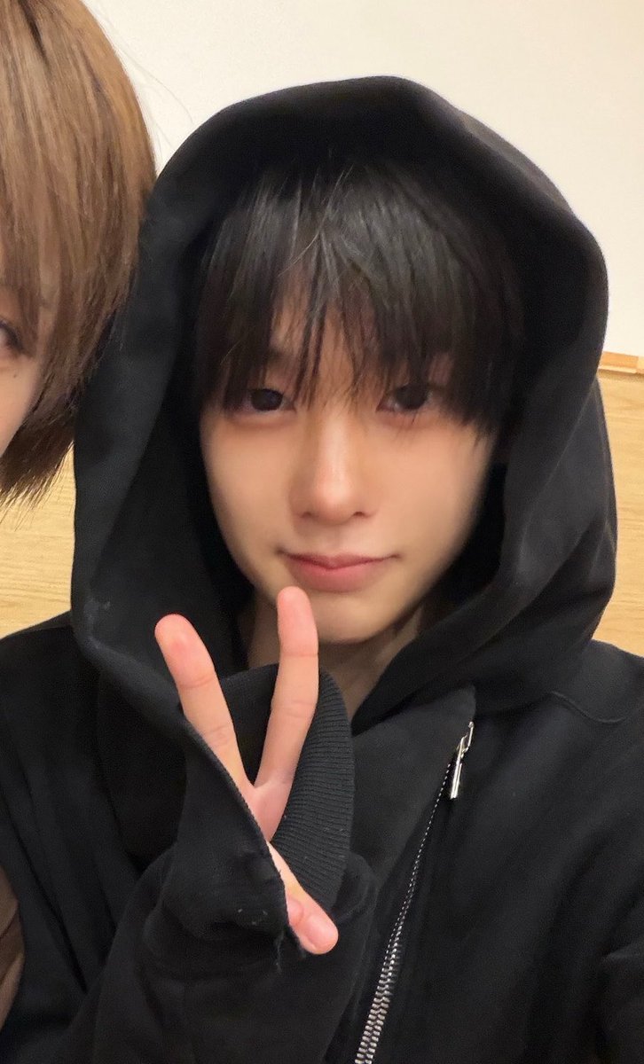 kkulki11's tweet photo. 기웅이 쌩얼 메이크업일 때가 씹존예인 거 누가 모르니 https://t.co/XqsPPCrj2E