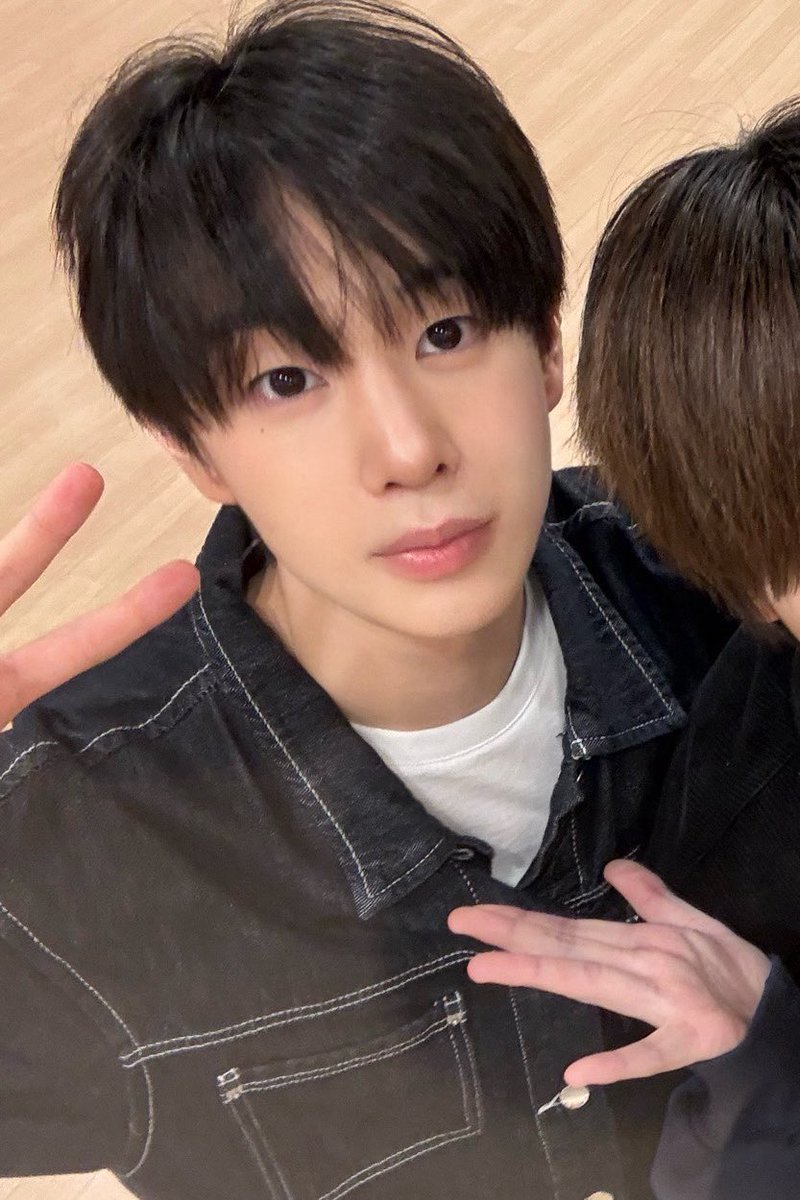 kkulki11's tweet photo. 기웅이 쌩얼 메이크업일 때가 씹존예인 거 누가 모르니 https://t.co/XqsPPCrj2E