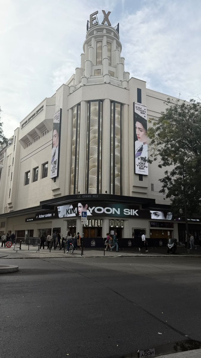 Notesonmidears's tweet photo. Ôi nay đã có LED project cho bạn Kim Yoon Sik 김윤식 ở Paris rồi 

🍀🍀🍀WE STAND WITH KIM YOON SIK 🍀🍀🍀

#kimyoonsik 
#kimyoonsikshines https://t.co/Afm0SU32Ac