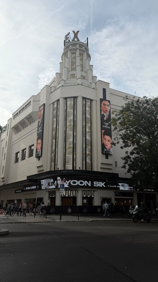 Notesonmidears's tweet photo. Ôi nay đã có LED project cho bạn Kim Yoon Sik 김윤식 ở Paris rồi 

🍀🍀🍀WE STAND WITH KIM YOON SIK 🍀🍀🍀

#kimyoonsik 
#kimyoonsikshines https://t.co/Afm0SU32Ac