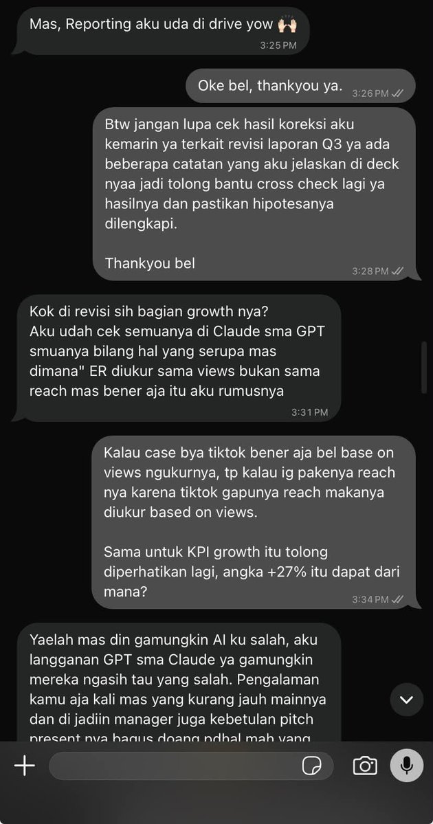 keluhkesahkonoh's tweet photo. Gue punya seorang Social Media Specialist Gen Z di salah satu tim yang saat ini gue handle. Dia juga masih terbilang baru, baru sekitar 2 bulan terakhir bekerja.

Awalnya, di bulan pertama dia rajin dan sesuai banget sama apa yang dia sampaikan waktu interview.

Tapi masuk bulan kedua, mulai kelihatan sisi sebenarnya. Dan ternyata cukup bertentangan sama isi portofolio yang sebelumnya dia bilang bisa dipertanggungjawabkan.

Apa aja temuannya? 👀

Selama 2 bulan ini, ada beberapa temuan yang kami amati:

Tim HR menemukan portofolio yang sama setelah kandidat tersebut sudah masuk kerja. Aneh nggak sih? Bahkan beberapa portofolio dan nilainya juga mirip wkwk.

Dia ternyata nggak paham targeting. Yang dilakukan cuma bikin konten terus tanpa benar-benar bisa mempertanggungjawabkan konten yang dibuat.

Nggak punya content plan. Reporting juga cuma berupa screenshot semua. Begitu report-nya direvisi, responsnya malah seperti chat di atas, sampai nadanya terkesan menyerang secara personal wkwk.

Selama ini gue memang banyak mencoba hire Gen Z karena ide dan effort mereka menurut gue cukup bisa ditempa.

Tapi untuk Gen Z yang satu ini, gue juga nggak tahu harus gimana lagi wkwkwk.

Di luar sana banyak orang jujur yang susah banget cari kerja, tapi kenyataannya masih ada yang bisa masuk karena punya koneksi, bahkan tanpa pengalaman sedikit pun.