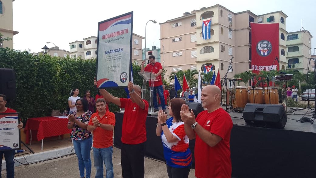 gabycuba's tweet photo. #Matanzas fue sede del acto nacional por el 66 aniversario de @cdr_cuba.
Con la presencia de @GHNordelo5, @FernandezMaryde y @mariofsabines, los #MatancerosEnVictoria celebramos a la mayor organización de masas de Cuba.
¡La Patria se defiende en cada barrio! 🇨🇺✊ #66CDR https://t.co/oQxBV7T6QI
