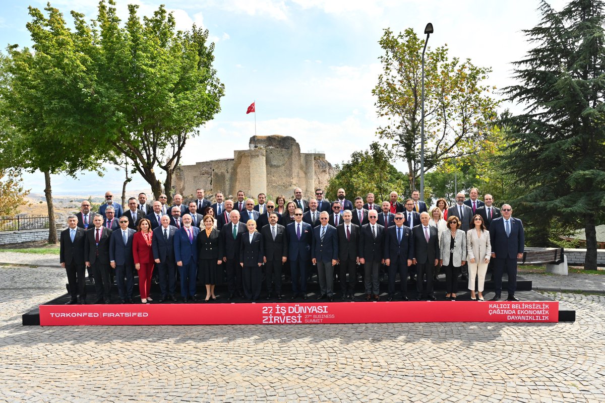 M_Gun's tweet photo. Elazığ'da, @turkonfed'in 27. İş Dünyası Zirvesi'nde, hukukun üstünlüğü ve demokrasi idealini paylaştığım, Türkiye'nin bütün bölgelerinden gelen iş insanlarıyla birlikte, Harput Kalesi'nin önündeyiz.

#türkonfedzirve @firatsifed https://t.co/6a38uQhfMS