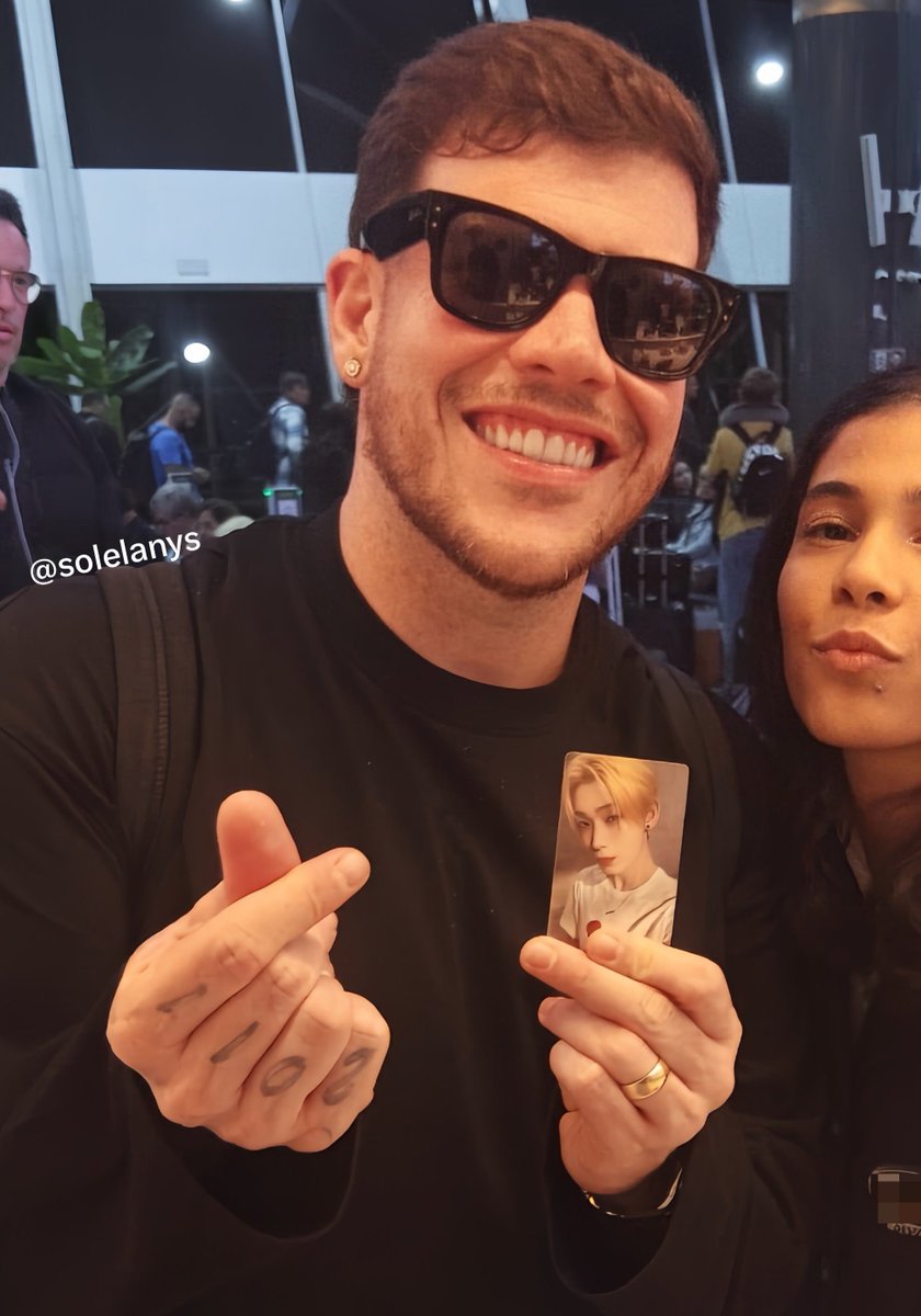 solelanys's tweet photo. 🚨EU O FERRUGEM COM O PHOTOCARD DO SUNOO AAAAAA

eu falei pra ele "ferrugem o sunoo fez um cover da sua música" e ele respondeu "simmm eu lembro dele😁"  com um sorriso enorme e mencionou o nome dele e o enhypen. 🫶🏼 https://t.co/ppQPgZKbei