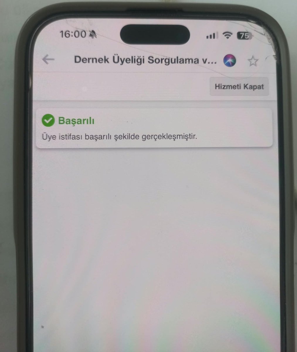 mehmettumnet's tweet photo. Sosyal Demokrasi Derneği’nden İstifa ediyorum

Genel Başkanımız Sayın Kemal Kılıçdaroğlu’nun Sosyal Demokrasi Derneği’nden ihraç edilmesi üzerine, üyesi olduğum Sosyal Demokrasi Derneği’nden istifa ediyorum.

Bu istifa, yalnızca bir üyelikten ayrılma kararı değildir. Bu karar; savunduğum demokratik değerlerle, bugün ortaya konulan anlayış arasındaki açık bir ayrışmanın sonucudur.

Sayın Kemal Kılıçdaroğlu, yaşamını sosyal demokrasi, demokrasi ve siyaset mücadelesine adamış bir siyasetçidir. Fikir ayrılıklarının, eleştirilerin ve farklı değerlendirmelerin ihraç mekanizmasıyla karşılık bulmasını kabul etmiyorum.

Sosyal demokrasi, farklı düşünene kapıyı göstermek değildir. Sosyal demokrasi; farklı düşüncelerin özgürce ifade edilebildiği, eleştirinin susturulmadığı, çoğulculuğun korunduğu ve ortak demokratik değerlerin yaşatıldığı bir anlayıştır.

Bir kurum, savunduğu değerleri önce kendi içinde yaşatmalıdır. Çoğulculuktan söz ederken farklı düşünceleri dışlamak, özgürlükten söz ederken eleştiriyi cezalandırmak ve demokratik siyaseti savunurken farklı görüşlere tahammülsüzlük göstermek, benim anlayışımdaki sosyal demokrasiyle bağdaşmamaktadır.

Aynı şekilde sosyal demokrasi; temiz toplum, temiz siyaset ve kamu ahlakı konusunda da açık ve kararlı bir tutum gerektirir. Hırsızlığa, yolsuzluğa, kamu kaynaklarının kötüye kullanılmasına ve her türlü usulsüzlüğe karşı kimden gelirse gelsin tavizsiz bir duruş sergilenmelidir. Şeffaflık, hesap verebilirlik ve dürüstlük yalnızca başkalarından beklenen değil, önce kendi kurumlarımızda uygulamamız gereken temel ilkelerdir.

Ben, sosyal demokrasiyi yalnızca bir siyasi tanım olarak değil; demokrasiye, özgürlüğe, eşitliğe, adalete, çoğulculuğa ve temiz siyasete bağlılık olarak görüyorum.

Bu nedenle, savunduğum değerlerle bağdaşmadığını düşündüğüm bu anlayışın içerisinde yer almayı doğru bulmuyorum.

Sosyal Demokrasi Derneği üyeliğimden bugün itibarıyla istifa ediyorum.

Bu kararımı açık, net ve hiçbir tereddüt taşımadan veriyorum.

Benim için sosyal demokrasi; farklı düşünenden korkmamak, eleştiriden kaçmamak, hukuktan ve demokratik ilkelerden taviz vermemektir.

İnandığım değerlerden vazgeçmeden yoluma devam edeceğim.

Kamuoyuna saygıyla duyurulur