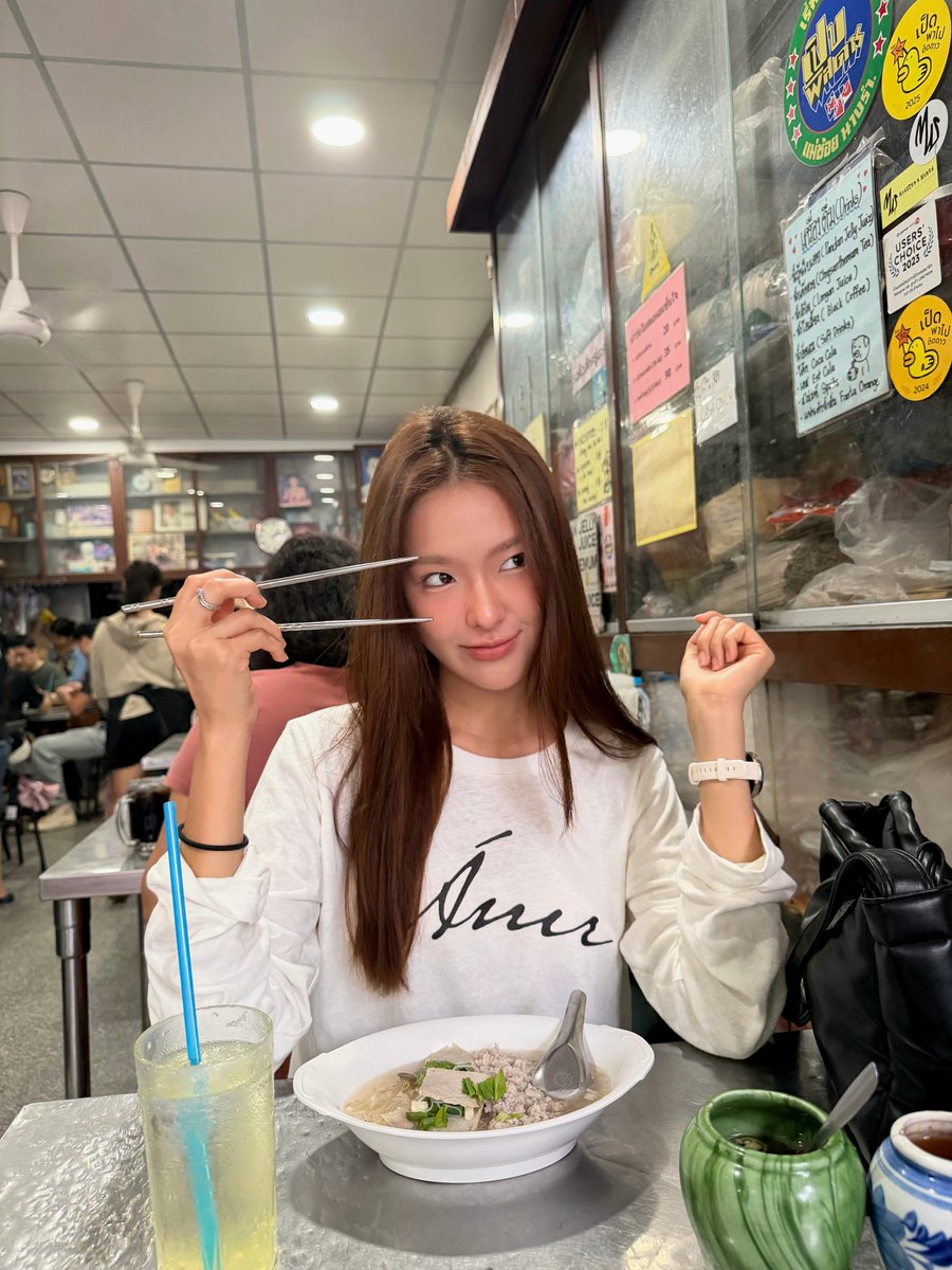 tokyovibe_'s tweet photo. 👉🏻🐶🥢🐱

#mingmingnepjune https://t.co/B9oZXBf6G2