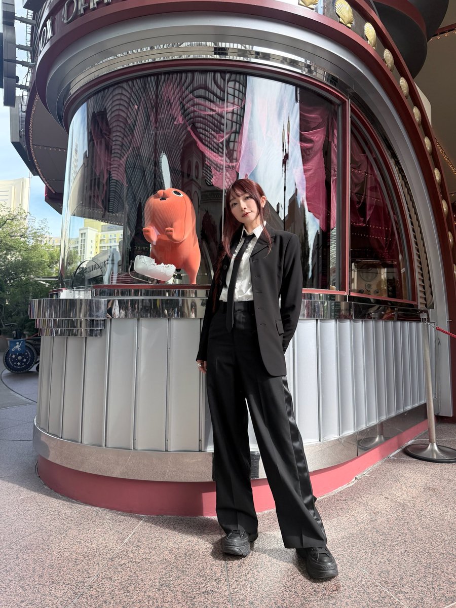 miyumi_shuri's tweet photo. インスタにもちょっと載せたけどユニバ行った時の写真🖤

友達とデビルハンター概念コーデしたら、髪色と長さちょうど良かったのでマキマさん風にしてみました
あくまで風です😈笑 https://t.co/DvzKScSVUP
