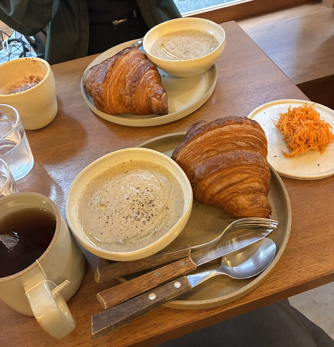 fuizyio's tweet photo. 緑愛好会前にフォロワーさんと合流してモーニングしてた🥐☕️🎶
こことてもスープが美味しかった また行きたい🥹 https://t.co/JbCtNyG9AK