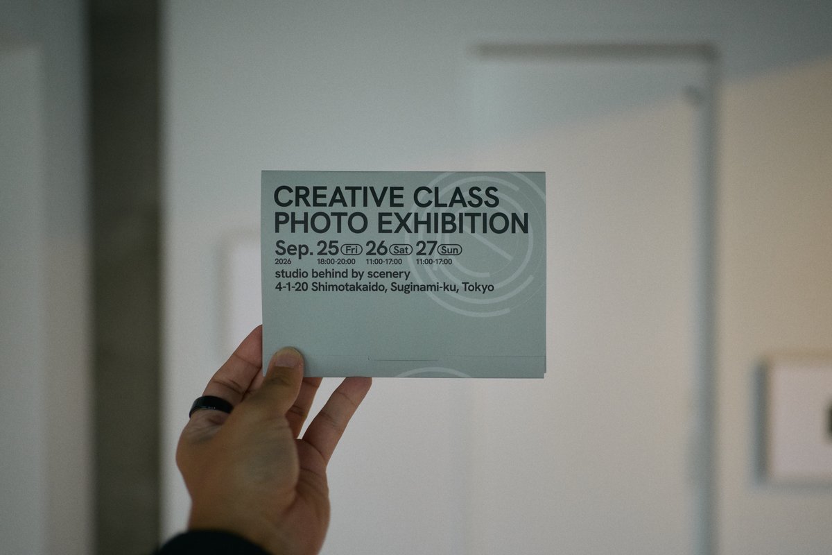syuheiinoue's tweet photo. CREATIVECLASS PHOTO EXHIBITION #ccpe にお越しいただき、ありがとうございました！

この展示は、CREATIVECLASS主催、bird and insectの shuntaroさんマスターによる「言葉を超えてストーリーを伝える「写真」の作り方」の講座から派生した卒展的なグループ展で、受講生全ての人が自分と向き合って生まれた写真作品と写真集を一気に披露する、本当に凄い場所でした！

そんな場に自分も参画できたこともそうですが、何よりSNSでほぼ告知していなかったのにも���わらず、遊びに来ていただいた友人の皆様には本当に感謝しかありません！

改めて、お越しいただきありがとうございました！！

自分ごとですが、今まで商業フォトグラファーとして活動する中で、苦手意識で避けてきた写真集や展示と向き合うことができたのは嬉しくて、特に写真集作りに関しては、かなりハードルが下がったように思えます。
これからはもっと、SNSだけではなく写真集で自己表現の追求ができたらと思うので、ﾊﾟﾜｰｱｯﾌﾟｼｭｳﾍｲを、引き続きよろしくおねがいします〜！w

今回の写真集は、後日オンラインストアにて販売を行いますので、お越しになれなかった方は是非お楽しみに🙌

それでは！