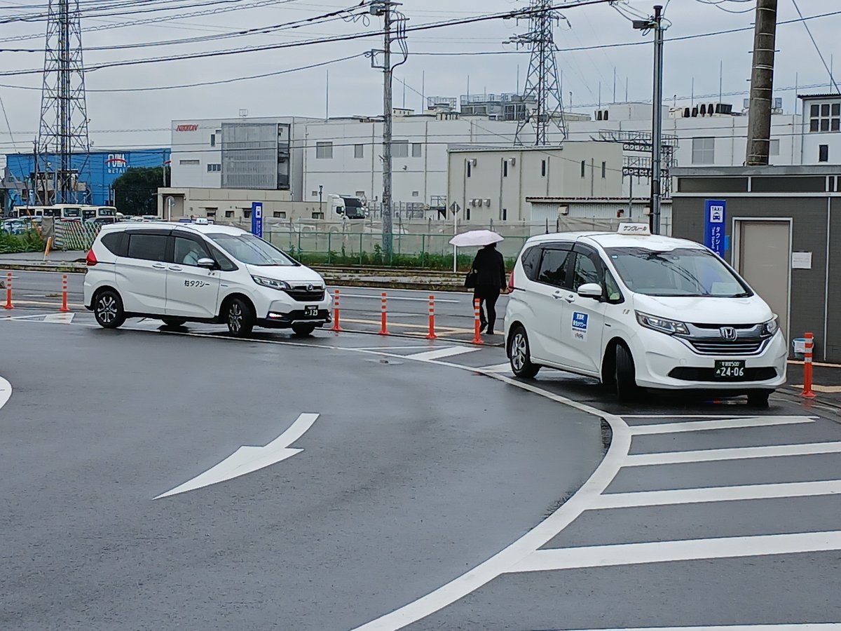 JMUJUG's tweet photo. ちなみに、1枚目は、奥が元·祖母井タクシーの柏タクシーであるホンダ・フリード、その手前が、実証実験の乗合タクシー。

2枚目は、斎藤タクシーが担当のひばり号のハイエース。 https://t.co/ajUWvlWJY1