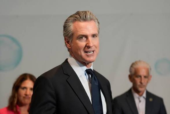 Hunter_Eagleman's tweet photo. WOW: 🚨Governor @GavinNewsom signed AB 435 and starting January 1st, 2027, California can ticket parents $490 if their 15 year old fails a “sit still the whole trip” seatbelt quiz and isn’t in a booster seat! 

That’s his priority while Californians are drowning in gas prices, crime, homelessness, and taxes. 

Unbelievable! 🤣🤣🤣