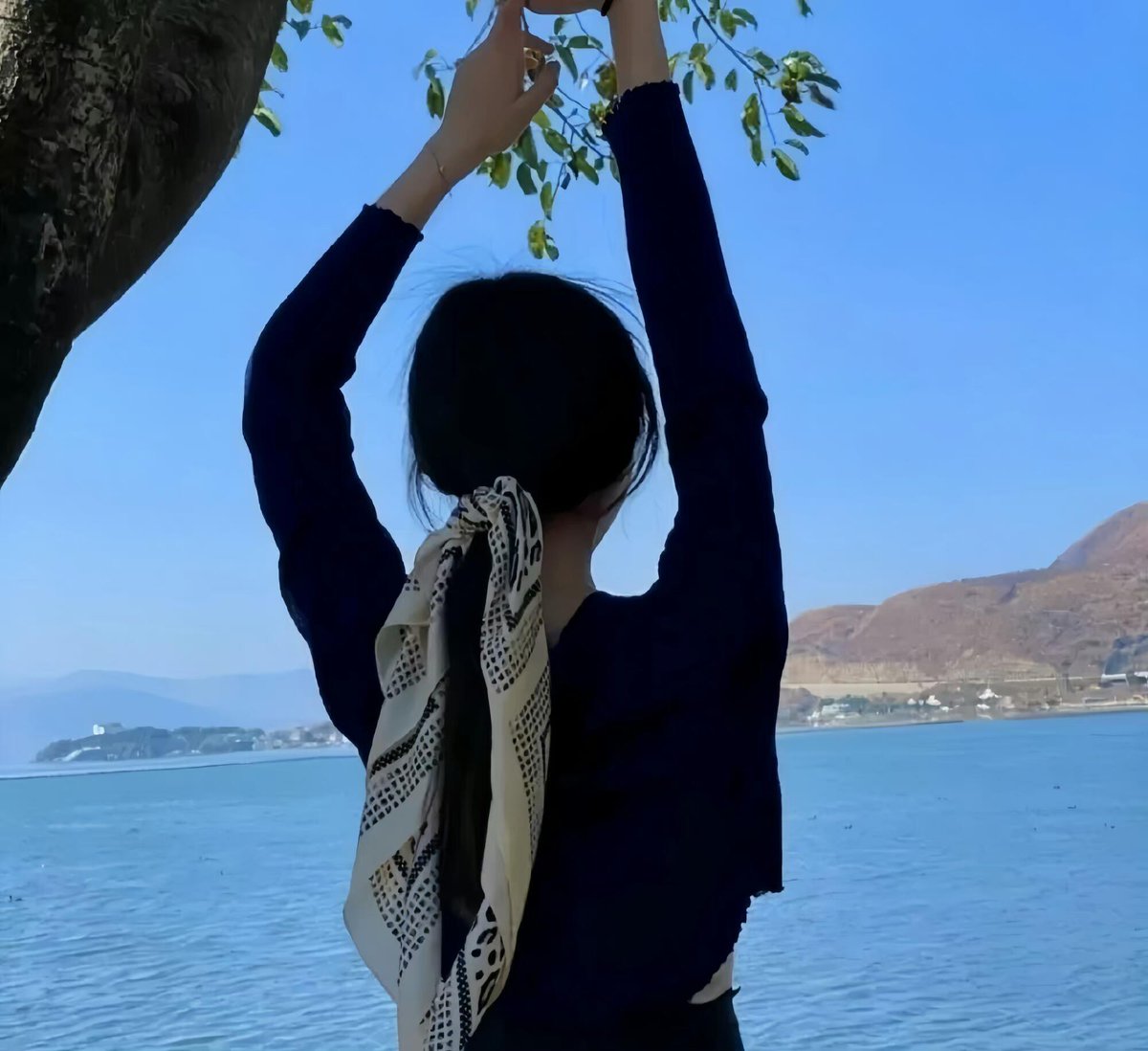 CynthiaKasper2's tweet photo. 闷坐延安 奶茶店消磨下午，斜对面男生频繁抬头，内心上演自我怀疑的小片段 #延安 https://t.co/cuKkQyaSEG