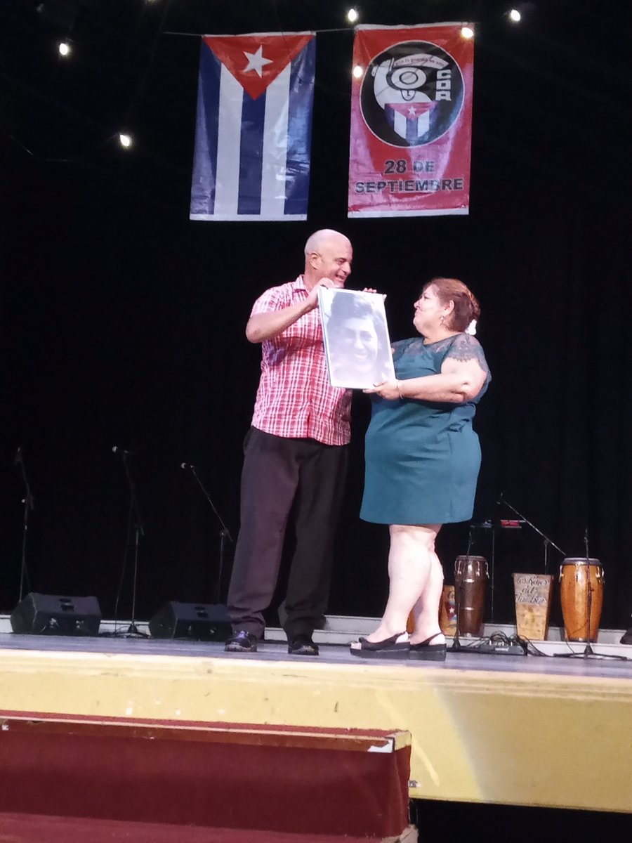 YannaraD's tweet photo. Emotiva gala provincial por el 66 aniversario de los @cdr_cuba, donde #Matanzas fue reconocida como Vanguardia. Se entregaron condiciones de Vanguardia Nacional a cederistas destacados y a zonas de Canímar y Versalles. 🇨🇺✊ #MatancerosEnVictoria #66CDR https://t.co/7tsz00A5lD