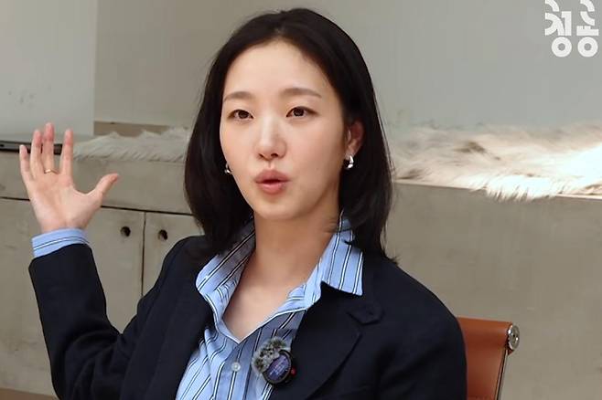 NetizenSpill's tweet photo. Ranked #1 at the Box Office, Yet… From Lee Dong-jin to Kim Go-eun, Criticism Mounts as Film Hits 'Center of Controversy' ('The Assassin(s)')

1. [+43;-6] I found it really fun, it's a well-made film
2. [+26;-4] I really want to watch it now....
3. [+23;-6] I'll probably need to watch it three times just to figure out why everyone's making such a fuss over it
4. [+19;-5] I enjoyed it
5. [+17;-7] The movie is good, though

cr: Daum

#kimgoeun #leedongjin #theassassins