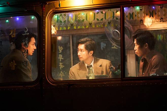 NetizenSpill's tweet photo. Ranked #1 at the Box Office, Yet… From Lee Dong-jin to Kim Go-eun, Criticism Mounts as Film Hits 'Center of Controversy' ('The Assassin(s)')

1. [+43;-6] I found it really fun, it's a well-made film
2. [+26;-4] I really want to watch it now....
3. [+23;-6] I'll probably need to watch it three times just to figure out why everyone's making such a fuss over it
4. [+19;-5] I enjoyed it
5. [+17;-7] The movie is good, though

cr: Daum

#kimgoeun #leedongjin #theassassins