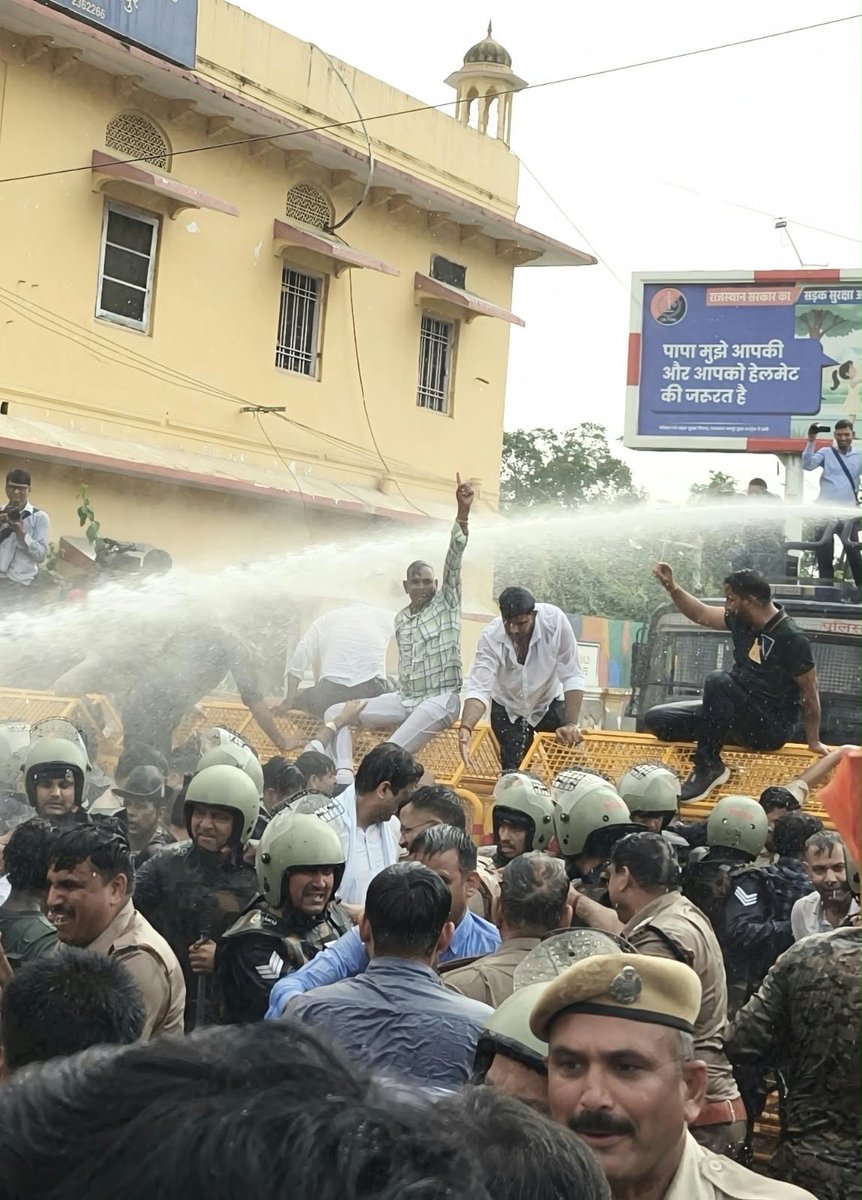 BairwaDc's tweet photo. पहले लड़े थे गोरों से,
अब लड़ेंगे वोट चोरों से।

लोकतंत्र की रक्षा के लिए कांग्रेस सड़कों पर l
📍जयपुर

@RahulGandhi @kharge @INCIndia @INCRajasthan @AapkaMurarilal https://t.co/ijXnSIbrEi