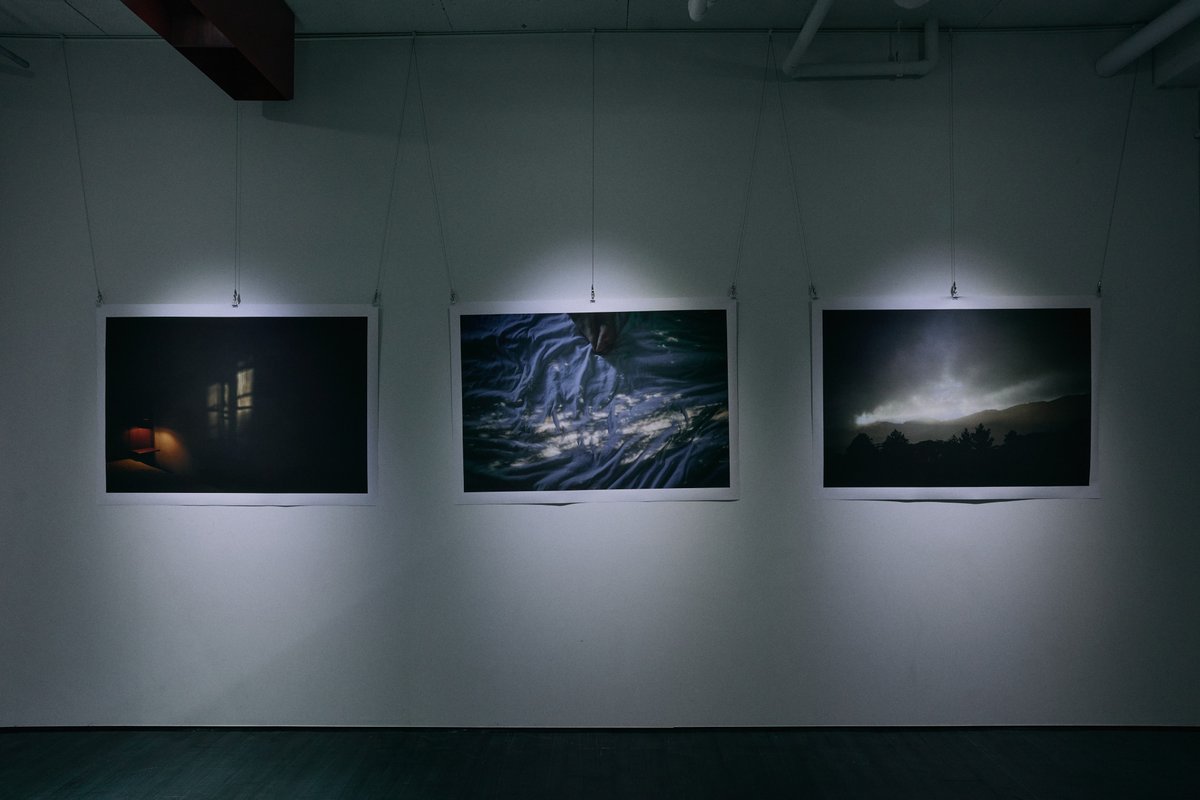 syuheiinoue's tweet photo. CREATIVECLASS PHOTO EXHIBITION #ccpe にお越しいただき、ありがとうございました！

この展示は、CREATIVECLASS主催、bird and insectの shuntaroさんマスターによる「言葉を超えてストーリーを伝える「写真」の作り方」の講座から派生した卒展的なグループ展で、受講生全ての人が自分と向き合って生まれた写真作品と写真集を一気に披露する、本当に凄い場所でした！

そんな場に自分も参画できたこともそうですが、何よりSNSでほぼ告知していなかったのにも���わらず、遊びに来ていただいた友人の皆様には本当に感謝しかありません！

改めて、お越しいただきありがとうございました！！

自分ごとですが、今まで商業フォトグラファーとして活動する中で、苦手意識で避けてきた写真集や展示と向き合うことができたのは嬉しくて、特に写真集作りに関しては、かなりハードルが下がったように思えます。
これからはもっと、SNSだけではなく写真集で自己表現の追求ができたらと思うので、ﾊﾟﾜｰｱｯﾌﾟｼｭｳﾍｲを、引き続きよろしくおねがいします〜！w

今回の写真集は、後日オンラインストアにて販売を行いますので、お越しになれなかった方は是非お楽しみに🙌

それでは！