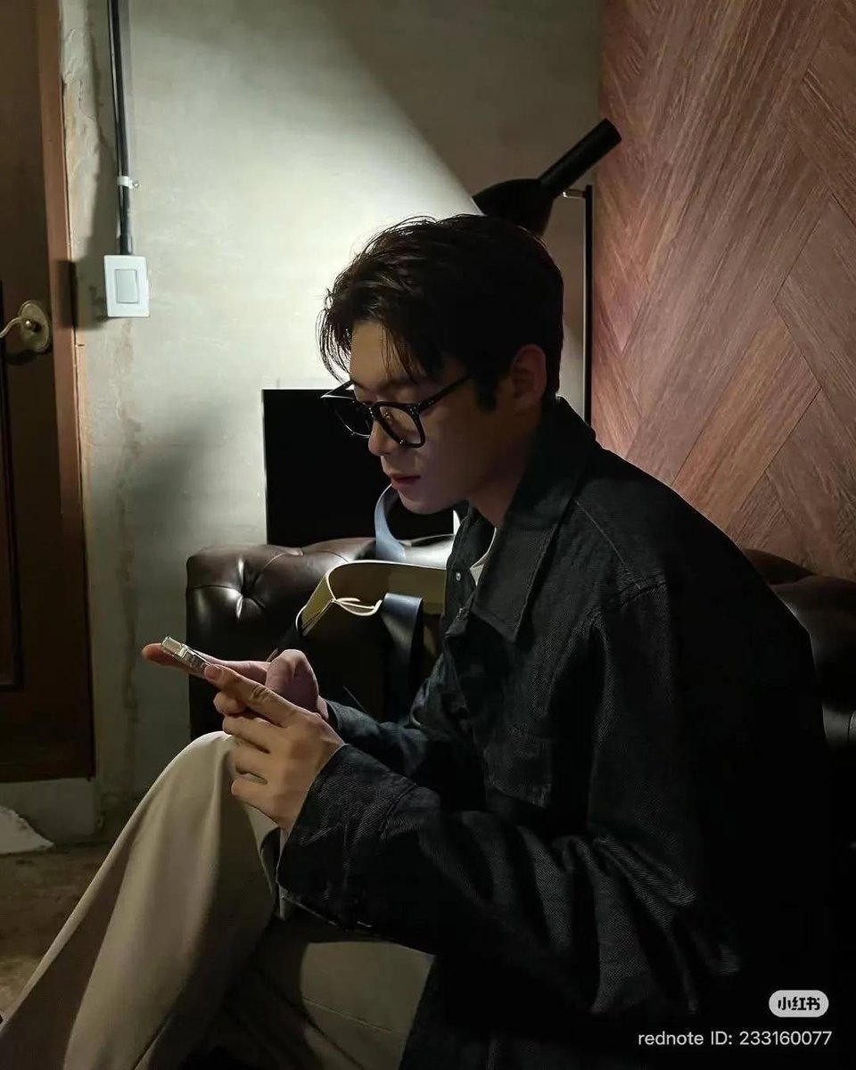Jeeloo74's tweet photo. Ngay từ khi bước vào buổi thử vai công tố viên, Yoonsik đã bắt đầu bật chế độ "diễn". Đạo diễn vì vậy đã lầm tưởng anh là người trầm tính. Đến ngày thứ 2, bộ mặt cún con của anh ấy đã bại lộ 🐶 😂

WE STAND WITH KIM YOON SIK
#kimyoonsik #kimyoonsikshines https://t.co/xWKv6idHlI