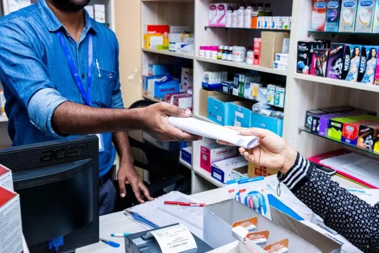 XefroX's tweet photo. ކުމާރު އެކަނިމާ އެކަނި ހުންނަ ބޭސްފިހާރައިން އެއްފަހަރާ 3 މީހުނަށް ބޭސް ސިޓީއަށް ބޭސް ދޫކުރެވޭއިރު،

ސްޓޭޓް ފާމާގެ ކައުންޓަރުގައި 3 މީހުން ތިބެފަ، ބޭސް ނަގައިދޭން 3 މީހުން ތިބޭ އިރު 20 މިނެޓުން މީހަކަށް މި ބޭސް ދޫކުރެވެނީ

@statepharmamv https://t.co/dxCKVp05Au