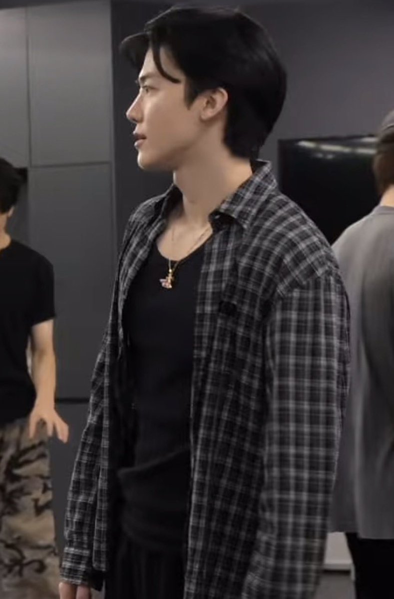 hellrock6ix's tweet photo. หล่อมากอะ สาวๆชอบพี่กันหมด ㅜㅜ https://t.co/P2pEy2OOE3