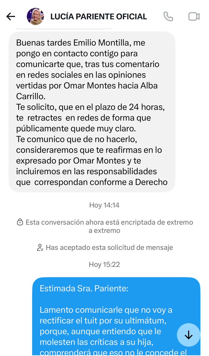 EmilioMontilla_'s tweet photo. La madre de Alba Carrillo me ha escrito por privado para amenazarme con tomar acciones legales si no rectifico el contenido de este tweet. 

Esta ha sido mi respuesta, en la cual la he mandado a pastar de una forma educada 👇

Estimada Sra. Pariente:

Lamento comunicarle que no voy a borrar el tuit por su ultimátum, porque, aunque entiendo que le molesten las críticas a su hija, comprenderá que eso no le concede el derecho a decidir lo que los demás podemos opinar de ella.

Mi tuit comenta las declaraciones de Omar Montes, sin que eso signifique que haga mías todas sus insinuaciones ni que conozca secretos de su hija, aunque tampoco necesito conocerlos para tener una opinión poco favorable de sus declaraciones públicas. Basta recordar cómo se ha referido a Feliciano López, de quien llegó a decir que «el que nace cerdo muere lechón», o cómo contó su relación con Courtois asegurando que «a mí él me daba igual, yo quería unos guantes», para entender que su forma de hablar de los demás también pueda merecernos alguna crítica.

«Pasado oscuro» expresa una valoración que usted puede discutir, sin que con ella esté atribuyendo a su hija ningún delito, y defenderé mi derecho a formular críticas al amparo de la libertad de expresión recogida en el artículo 20 de la Constitución.

Si consideran que he vulnerado su honor, pueden acudir a los tribunales, en los cuales defenderé mi posición, porque su hija tiene todo el derecho a opinar sobre los demás, pero tendrá que aceptar que los demás también podamos opinar sobre ella.