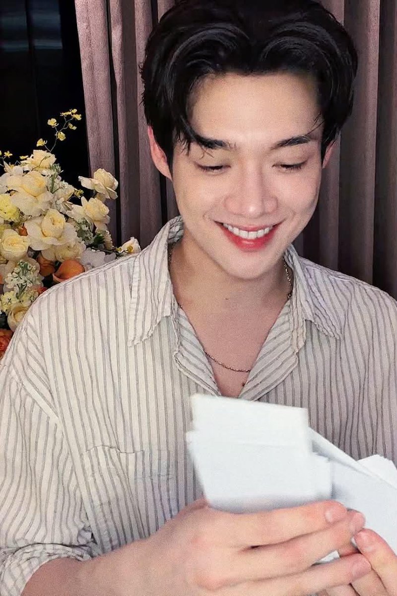 DearYS1507's tweet photo. Coi cái mặt cầm thư của fan mà thắm thiết ân tình qué
WE STAND WITH KIM YOON SIK 
#kimyoonsik #kimyoonsikshines https://t.co/Yd8HsRrIyg