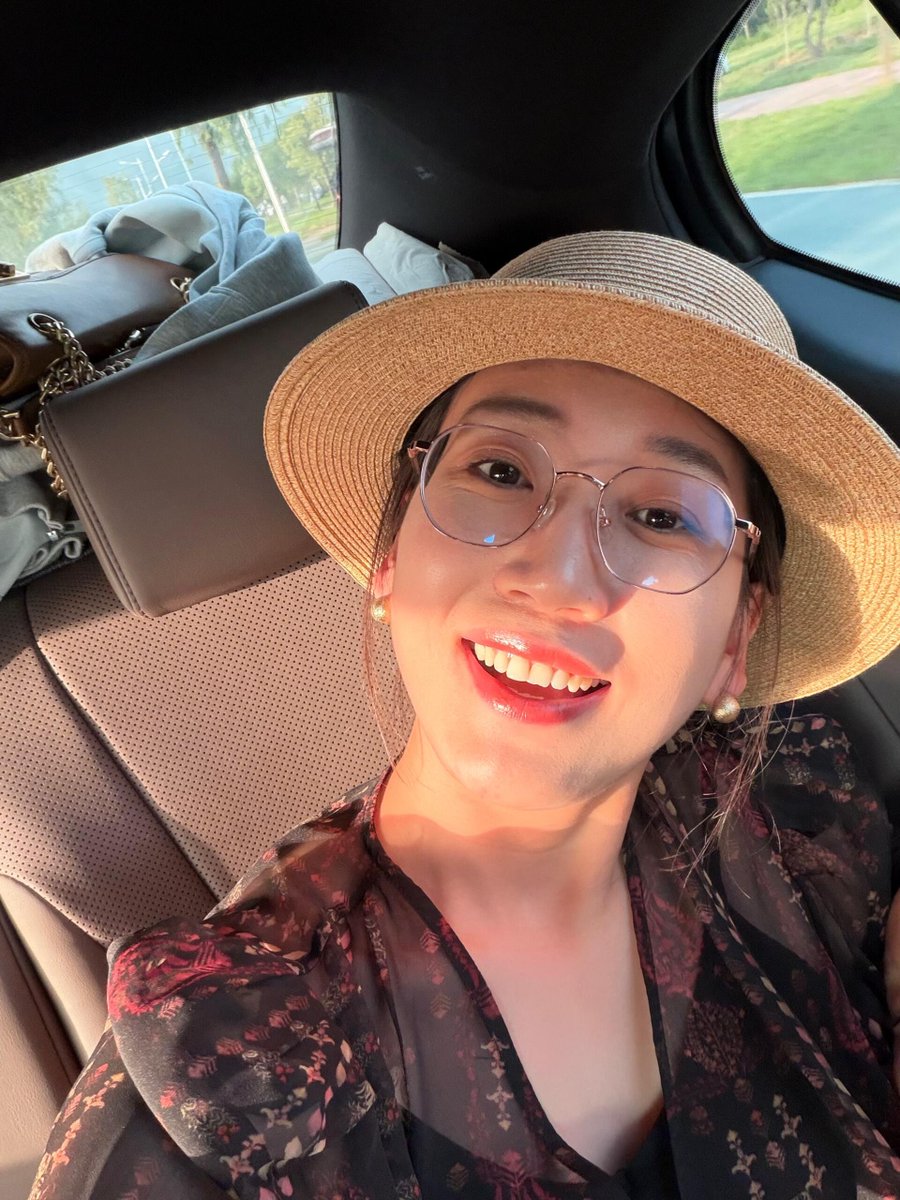 Ha12ger's tweet photo. 笑得这么甜，其实心里在想坏事情。告诉我你要是在车上，会先亲哪里？ https://t.co/RiFMAz4AdO