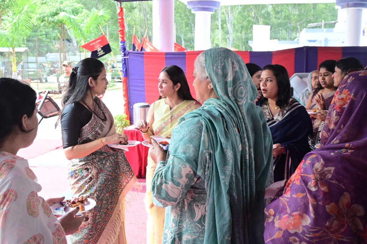 RisingStarCorps's tweet photo. #IndianArmy
#NationFirst
#OurVeteransOurPride
HONOURING SERVICE. CELEBRATING LEGACY.
On #BicentennialGunnersDay, #ArsenalBrigade of #RisingStarCorps reaffirmed its enduring bond with Ex-Servicemen, Veer Naris and their families at Basoli & Janglot Military Stations.
Senior Veterans and Veer Naris were felicitated in recognition of their service, sacrifice and indomitable legacy—a legacy that continues to inspire generations and strengthen the timeless bond between the Indian Army and its Veterans.
@adgpi
@WesternComd_IA