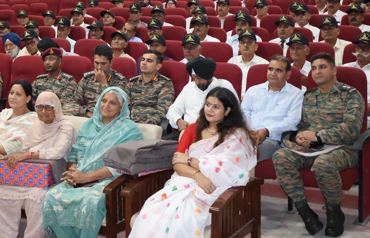 RisingStarCorps's tweet photo. #IndianArmy
#NationFirst
#OurVeteransOurPride
HONOURING SERVICE. CELEBRATING LEGACY.
On #BicentennialGunnersDay, #ArsenalBrigade of #RisingStarCorps reaffirmed its enduring bond with Ex-Servicemen, Veer Naris and their families at Basoli & Janglot Military Stations.
Senior Veterans and Veer Naris were felicitated in recognition of their service, sacrifice and indomitable legacy—a legacy that continues to inspire generations and strengthen the timeless bond between the Indian Army and its Veterans.
@adgpi
@WesternComd_IA