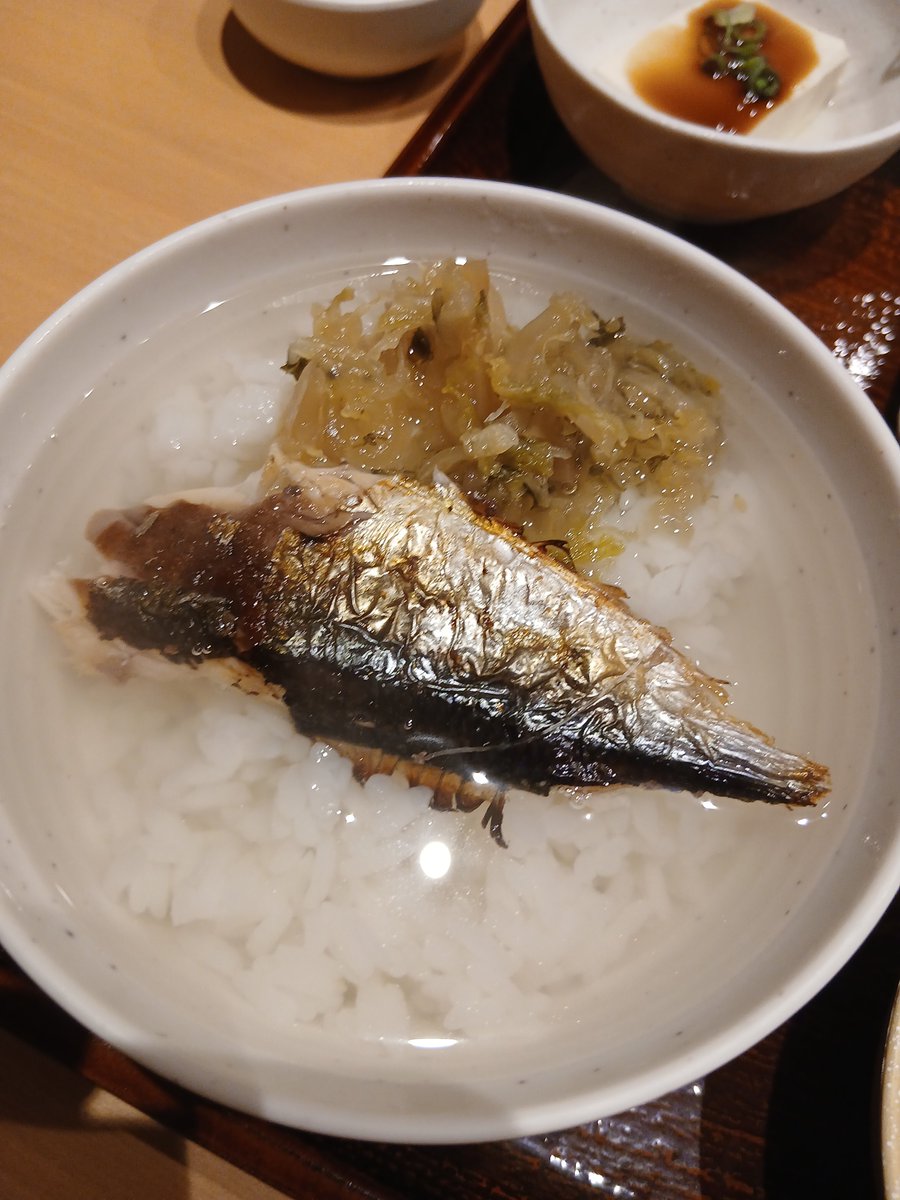 ku_ro969696's tweet photo. 秋刀魚出汁茶漬けは神 https://t.co/FbAXmfAUKz
