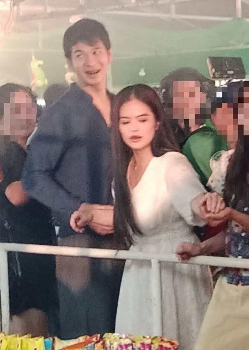 hyaselyse's tweet photo. na para bang may aagaw kay misis sa peryahan #peemakph https://t.co/Wh6OL1TXaU