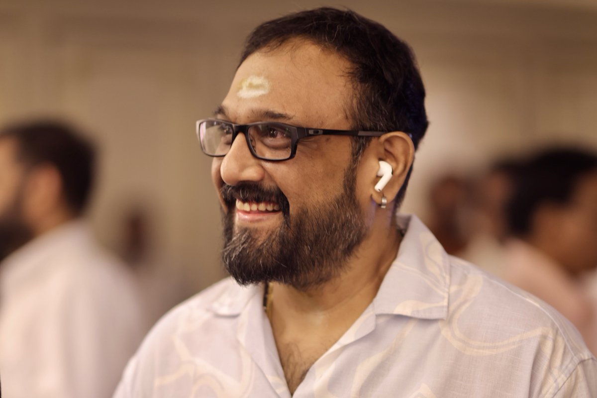 DirSiva_fc's tweet photo. The emptiness of being without getting updates regarding him &amp; his next movie updates and his presence over here is not explainable in words! 
@directorsiva :( https://t.co/arF2SEDR75