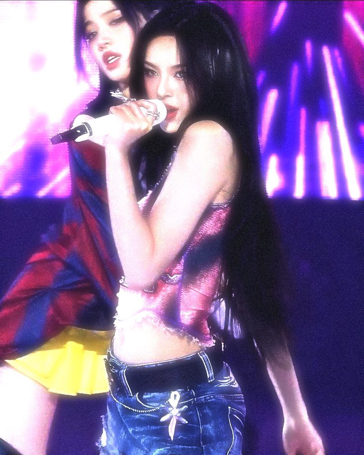 imfncanny's tweet photo. Black hair Chiquita really said 🐈‍⬛ https://t.co/LjSFdhgELg