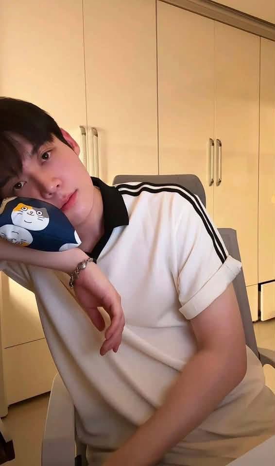 SikSyu's tweet photo. Kim Yoon Sik cứ đẹp thế này thì fan biết phải sống sao? Làm fan tiếp chứ sao.

WE STAND WITH KIM YOON SIK
#KIMYOONSIKSHINES
#KIMYOONSIK https://t.co/x1Asbh5CaY