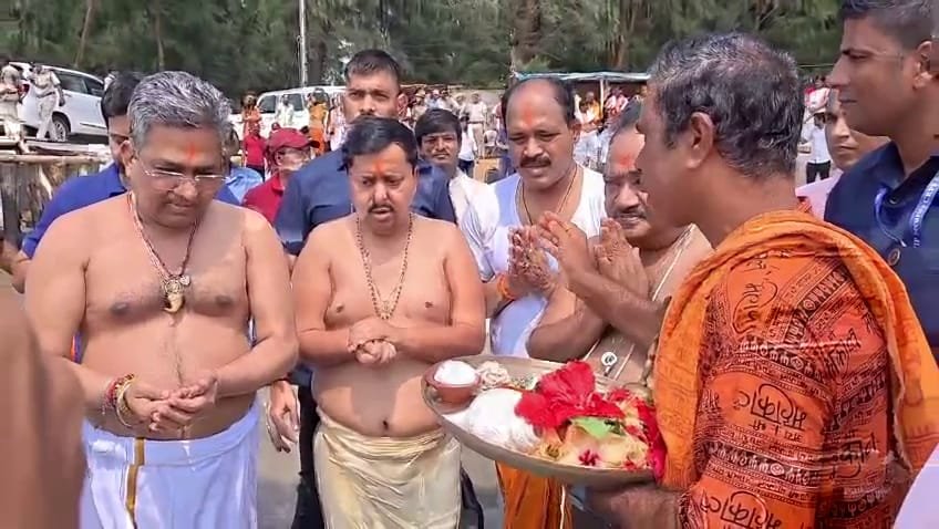 NitinNabin's tweet photo. पश्चिम बंगाल प्रवास के दौरान आज पवित्र गंगासागर में माँ गंगा एवं महर्षि कपिल मुनि के दर्शन कर विधिवत पूजा-अर्चना की तथा राष्ट्र की सुख-समृद्धि और जनकल्याण की कामना की।

माँ गंगा और सागर के पावन संगम की यह भूमि भारतीय आस्था और आध्यात्मिक चेतना का महत्वपूर्ण केंद्र है। गंगासागर की इस पवित्र धरा पर आकर सनातन संस्कृति की उस गहरी परंपरा से जुड़ने का अवसर मिला, जो पीढ़ियों से देशवासियों को आस्था और सेवा का मार्ग दिखाती रही है।

পশ্চিমবঙ্গ সফরকালে আজ পবিত্র গঙ্গাসাগরে মা গঙ্গা ও মহর্ষি কপিল মুনির আশ্রম দর্শন করে বিধিবৎ পুজো অর্চনা করলাম এবং দেশের সুখ-সমৃদ্ধি ও জনকল্যাণের জন্য প্রার্থনা করলাম।

মা গঙ্গা ও সাগরের পবিত্র সঙ্গমস্থল এই ভূমি ভারতীয় আস্থা ও আধ্যাত্মিক চেতনার এক গুরুত্বপূর্ণ কেন্দ্র। গঙ্গাসাগরের এই পবিত্র ভূমিতে এসে সনাতন সংস্কৃতির সেই গভীর ঐতিহ্যের সঙ্গে যুক্ত হওয়ার সুযোগ পেলাম, যে ঐতিহ্য প্রজন্মের পর প্রজন্ম ধরে দেশবাসীকে আস্থা ও সেবার পথ দেখিয়ে আসছে।

@BJP4Bengal