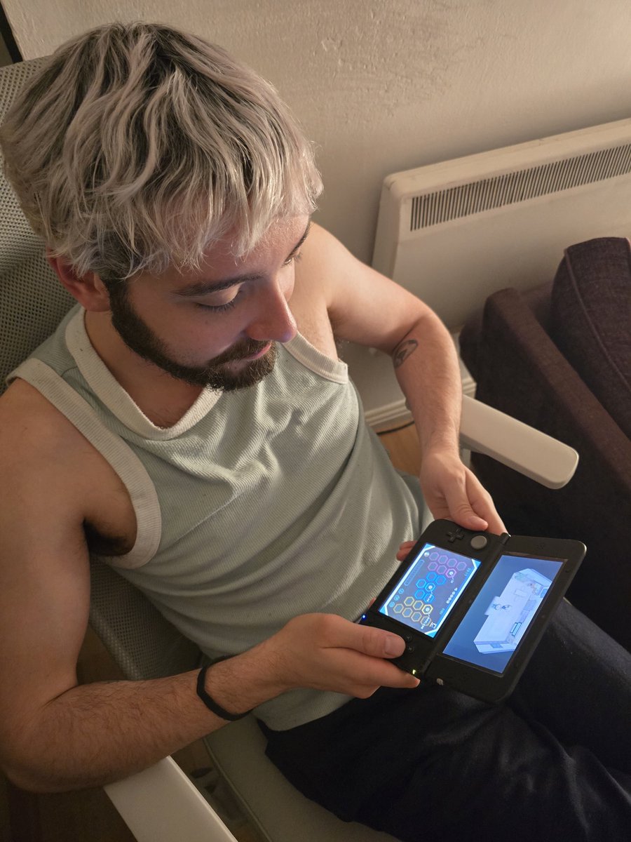 SKlPLOOM's tweet photo. meu boy venceu a elite 4 de pokemon black... daí mandei ele dar uma volta por undella town e ele acabou de ter uma surpresa rsrsrs https://t.co/0NV43l7sGW