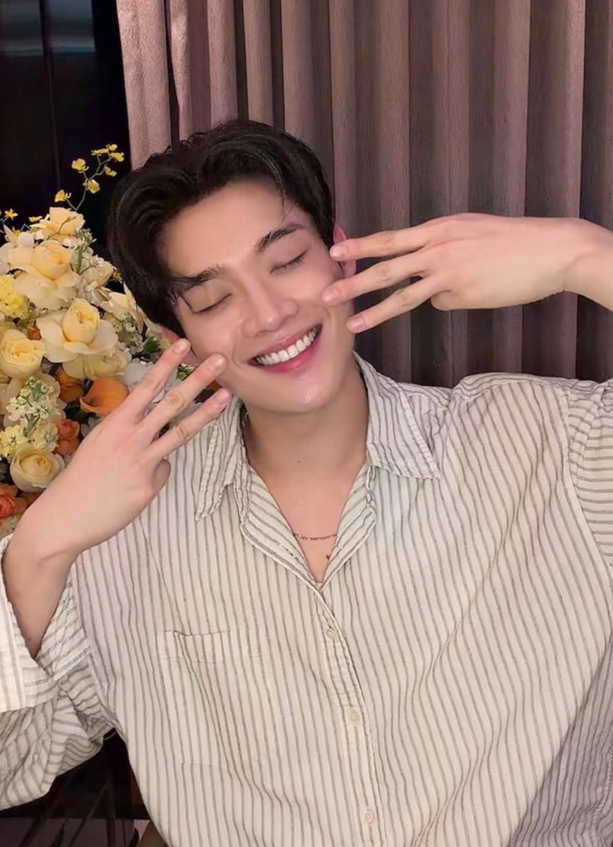 justkeepgoinz's tweet photo. Hôm qua cún nhớ Samsik nên pose dáng râu mèo nè. Lời nhắn của các bạn fan gửi cún trân trọng lắm, hứa sẽ đọc từng câu từng chữ trước khi đi ngủ đó 🥺🥺

WE STAND WITH KIM YOON SIK 
#kimyoonsik #kimyoonsikshines https://t.co/v657xbyyYW