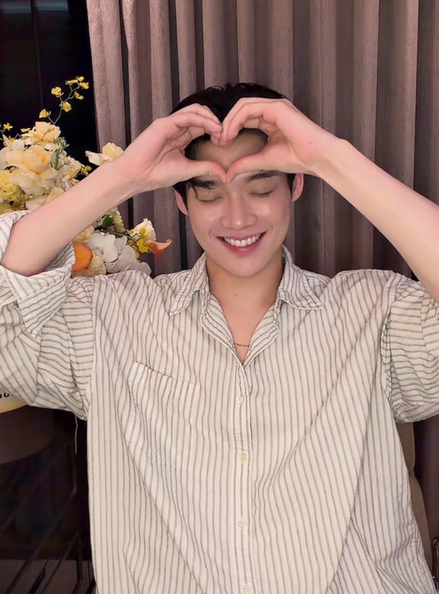 justkeepgoinz's tweet photo. Hôm qua cún nhớ Samsik nên pose dáng râu mèo nè. Lời nhắn của các bạn fan gửi cún trân trọng lắm, hứa sẽ đọc từng câu từng chữ trước khi đi ngủ đó 🥺🥺

WE STAND WITH KIM YOON SIK 
#kimyoonsik #kimyoonsikshines https://t.co/v657xbyyYW