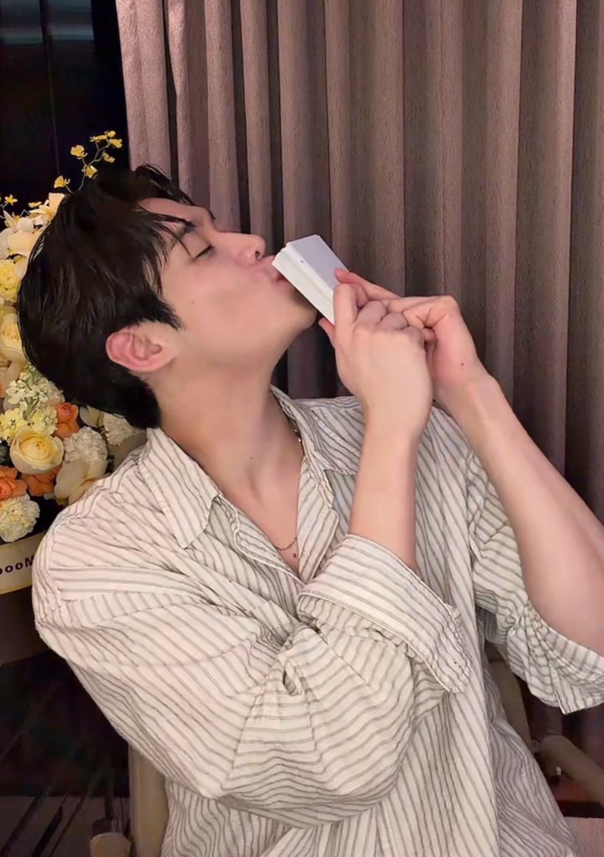 justkeepgoinz's tweet photo. Hôm qua cún nhớ Samsik nên pose dáng râu mèo nè. Lời nhắn của các bạn fan gửi cún trân trọng lắm, hứa sẽ đọc từng câu từng chữ trước khi đi ngủ đó 🥺🥺

WE STAND WITH KIM YOON SIK 
#kimyoonsik #kimyoonsikshines https://t.co/v657xbyyYW