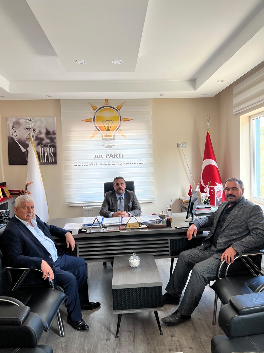 OndilKenan's tweet photo. Muradiye Ovapınar Mahallesi Muhtarımız Erkan Sulum, bizleri ilçe başkanlığımızda ziyaret etti . nazik ziyaret için Sayın Muhtarımıza teşekkür ederiz.
@Akparti 
@abuyukgumus 
@MustafaAlkayis 
@Recep_ayd25 
@ArvasAbdulahat https://t.co/G9LdjNFGlx