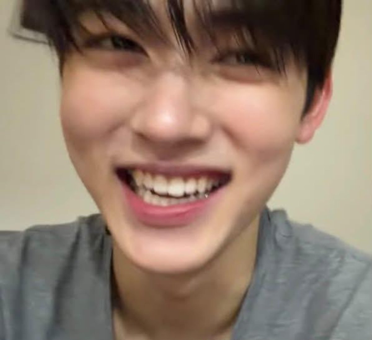 prettyyhyeon's tweet photo. seonghyeon has the sweetest smile ever https://t.co/VJbgHfUrLe
