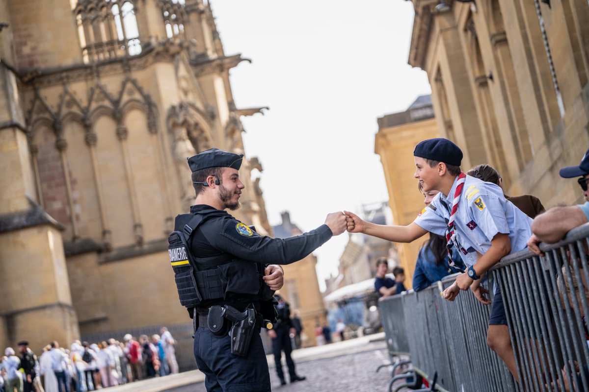 Gendarmerie's tweet photo. #PapeEnFrance 🇫🇷 La visite officielle du Pape se termine aujourd'hui à #Metz, les militaires de la #gendarmerie sont présents, aux côtés des autres services de l'état, pour protéger la population. 🤝
📸 SIRPA Gendarmerie - Adj. C. Hautier https://t.co/e53hAwgeSl