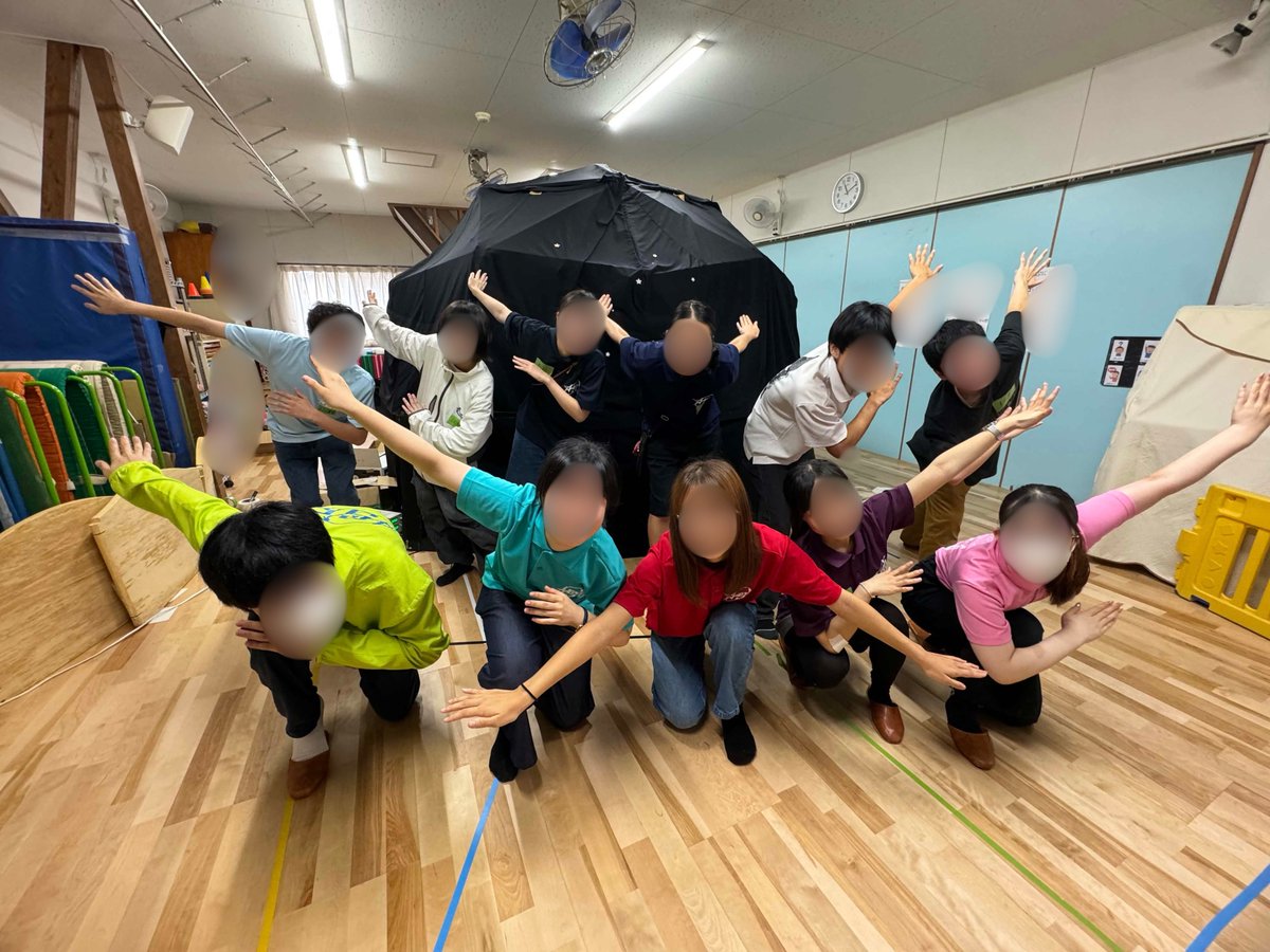 AsahiAstronomy's tweet photo. 9月28日、「まこと幼児園」さんからご依頼をいただき、出張プラネタリウムと宇宙に関する企画を行いました✨⁡
⁡
⁡子供たちも楽しそうに聞いてくれて、私たちもとても嬉しかったです！

出張プラネタリウムの⁡ご依頼は、天文部公式ホームページより、よろしくお願いします🙏 https://t.co/wYNRX81hGq